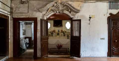 Sinuose balconate, antiche edicole, affreschi nascosti: è il sorprendente Palazzo d'Amelj